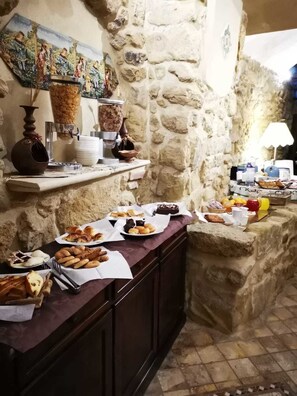 Daily buffet breakfast for a fee - B&B Proserpina (Enna)