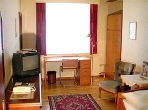 In-room safe, desk, iron/ironing board, rollaway beds - Hotel Waldersee Garni (Hannover)