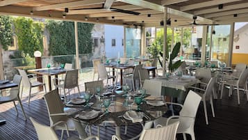 Der serveres frokost og aftensmad