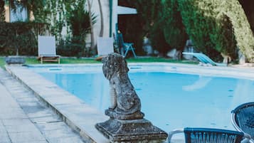 Piscine extérieure, chaises longues