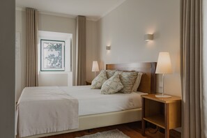 3 habitaciones, ropa de cama de alta calidad y escritorio 