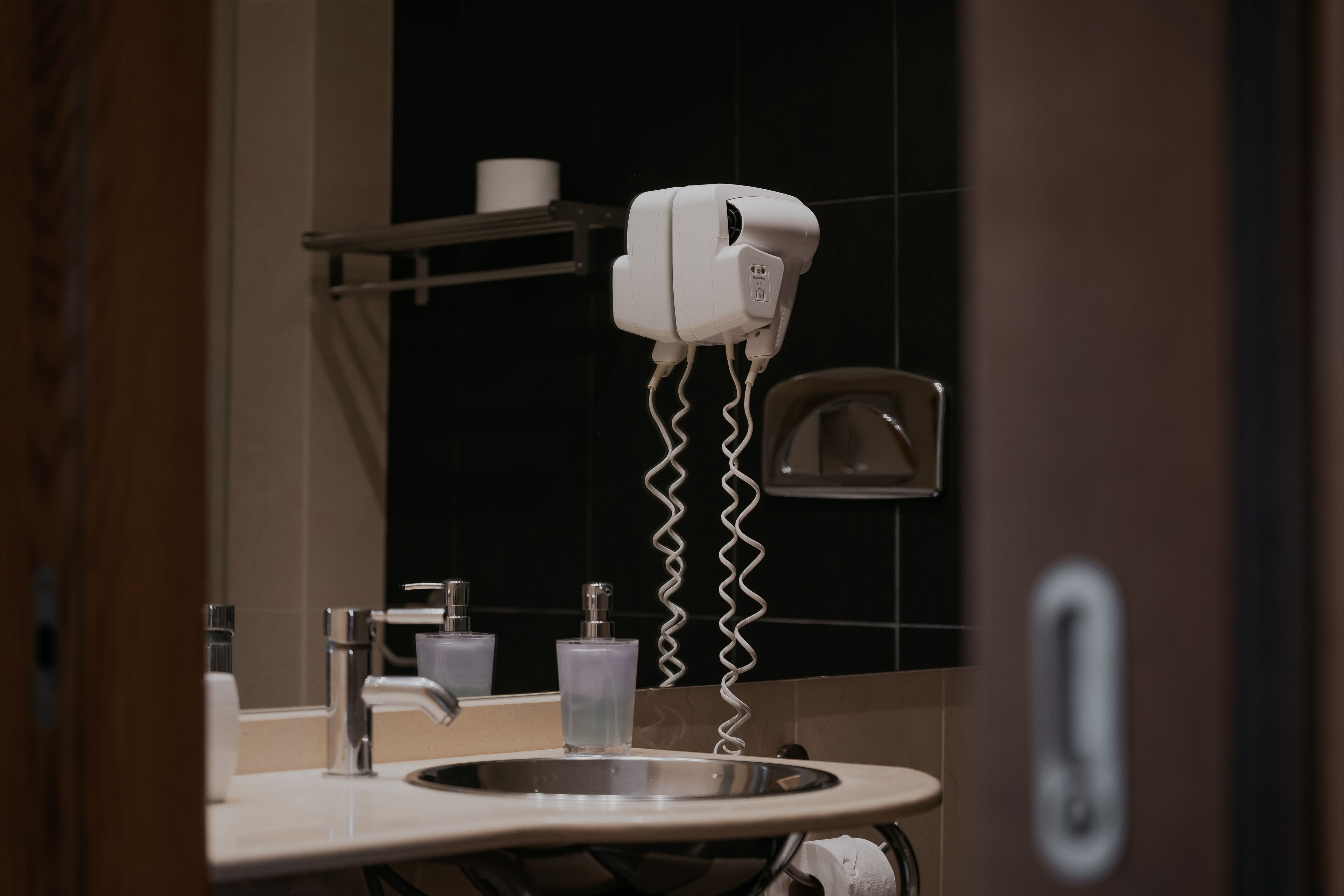 junior suite | bathroom | free toiletries, hair dryer, bidet, towels