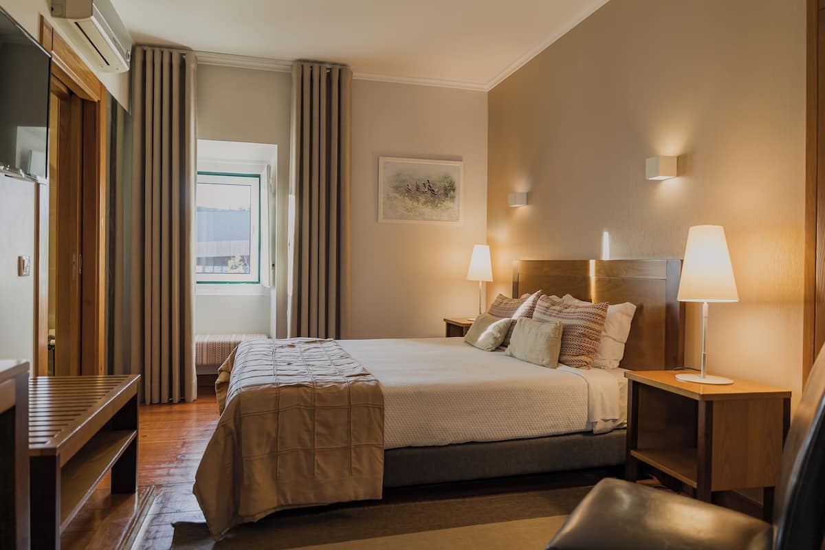 3 Schlafzimmer, hochwertige Bettwaren, Schreibtisch