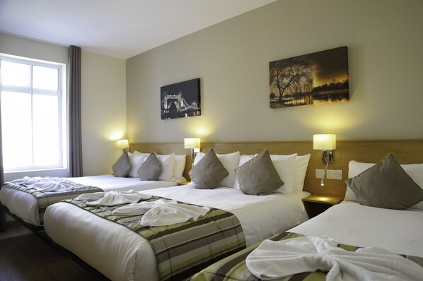 خزنة داخل الغرفة ومكواة/لوح كي وواي فاي مجانًا وملاءات أسرّة