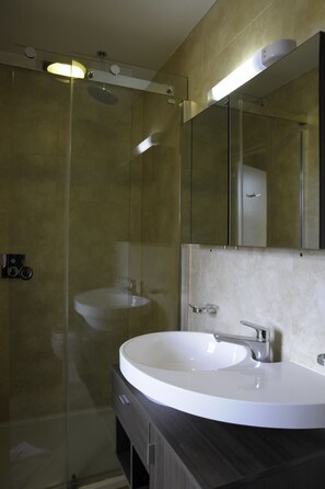 Bathroom sink - Kings Cross Inn Hotel (London)