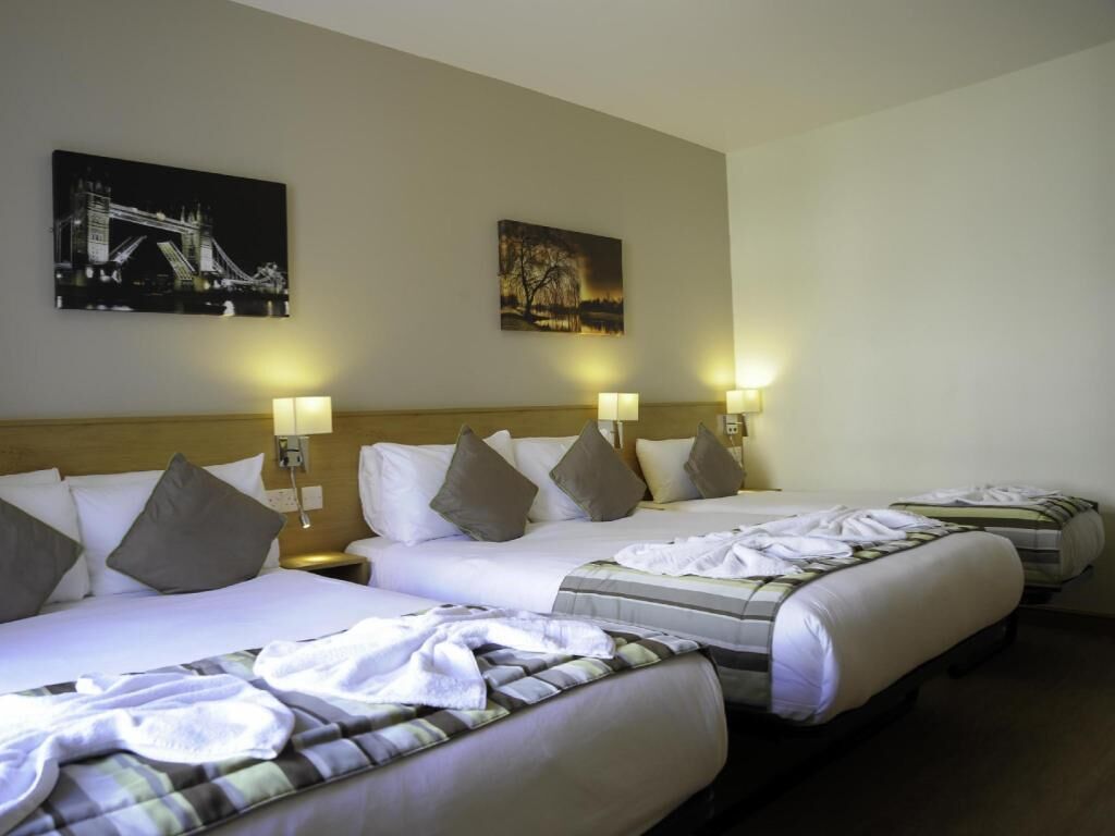 خزنة داخل الغرفة ومكواة/لوح كي وواي فاي مجانًا وملاءات أسرّة