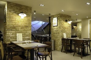 Se sirven comidas, cenas y cocina italiana 