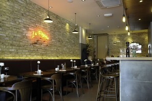 Bar (on property) - Kings Cross Inn Hotel (London)