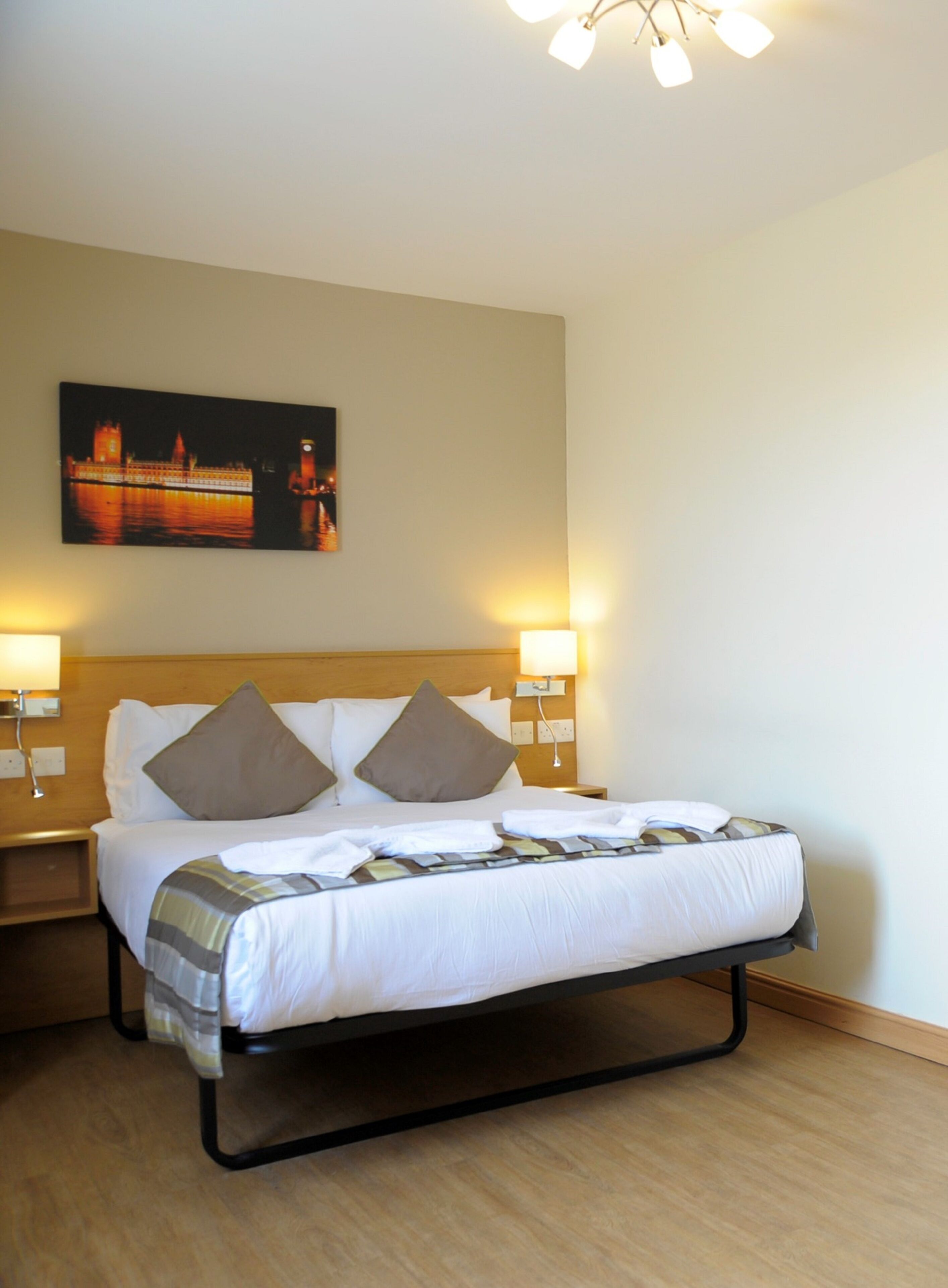 خزنة داخل الغرفة ومكواة/لوح كي وواي فاي مجانًا وملاءات أسرّة