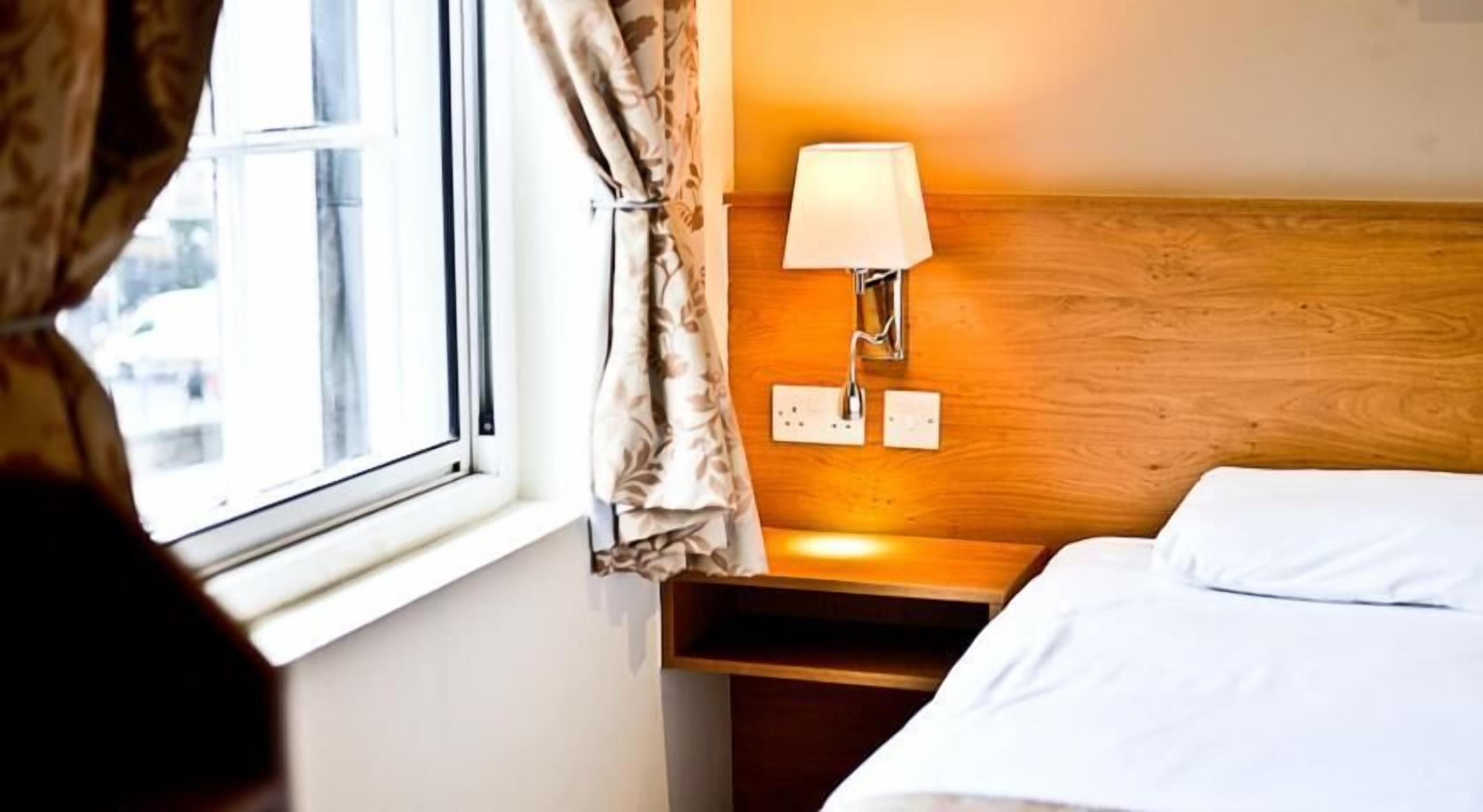 خزنة داخل الغرفة ومكواة/لوح كي وواي فاي مجانًا وملاءات أسرّة