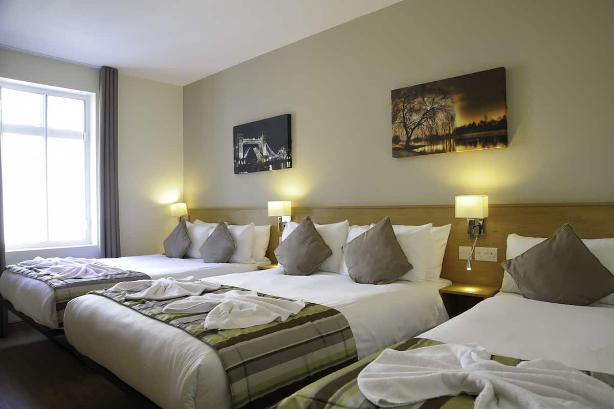 خزنة داخل الغرفة ومكواة/لوح كي وواي فاي مجانًا وملاءات أسرّة