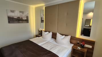 Mobiliario individual, escritorio, camas supletorias