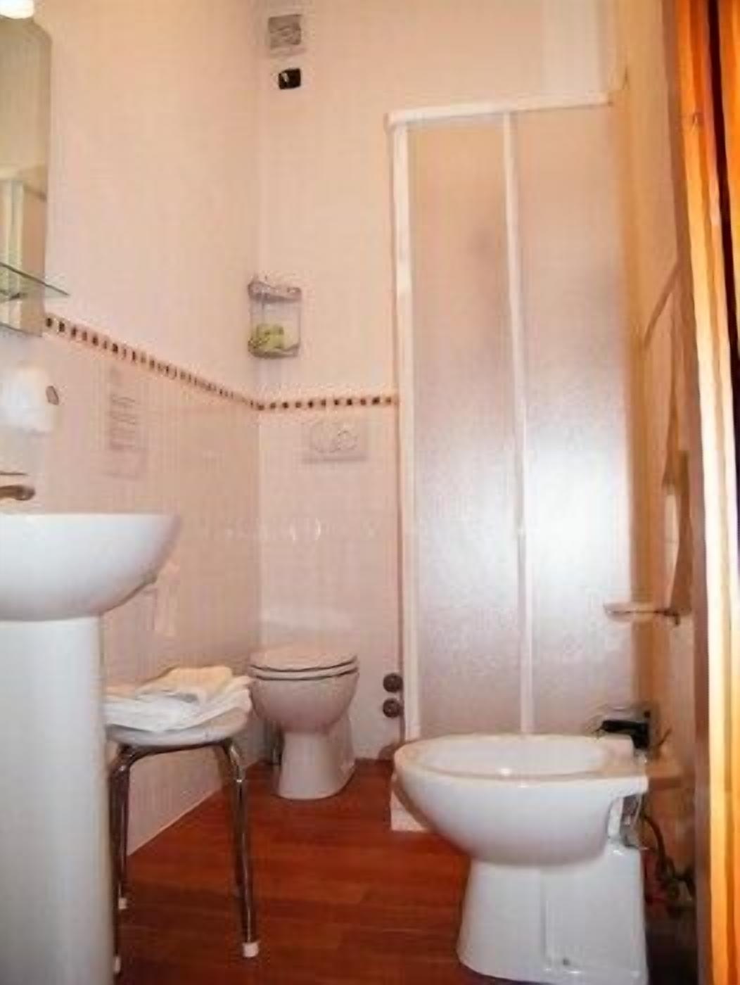 combined shower/bathtub, hair dryer, bidet, towels
