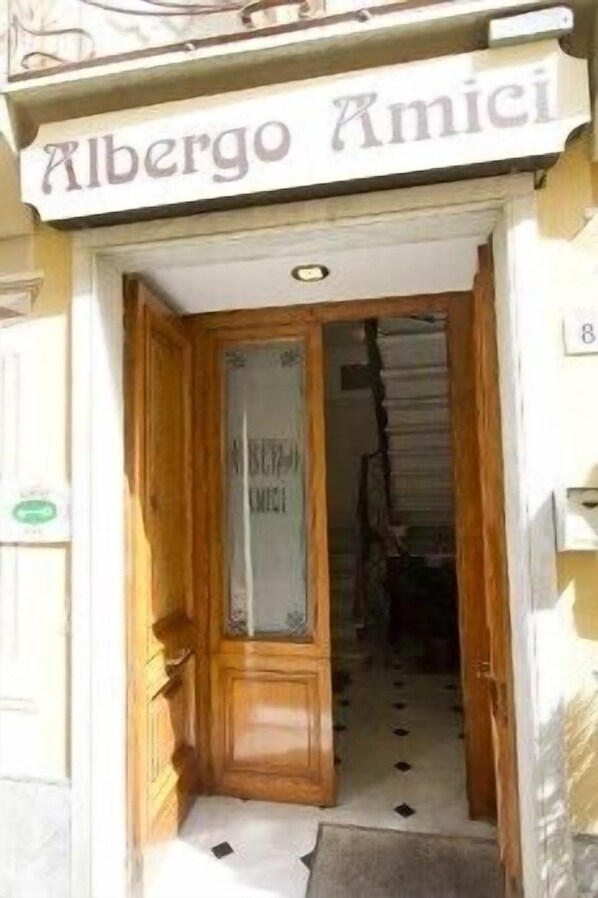 Entrada de hotel con un letrero que dice "Alberto Amici".