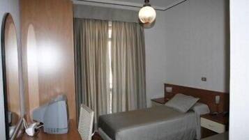 Quarto solteiro | Frigobar, cofres nos quartos, escrivaninha, Wi-Fi de cortesia