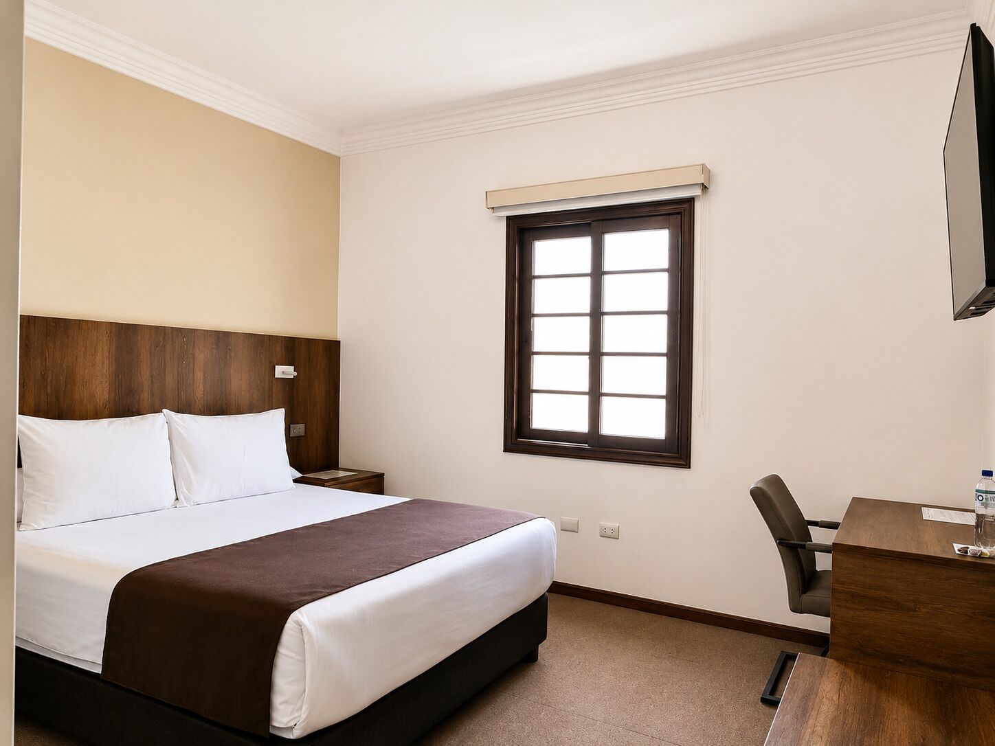 Cubrecamas, minibar, caja de seguridad en la habitación y escritorio 