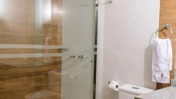 Chuveiro, produtos de toalete grátis, secador de cabelo