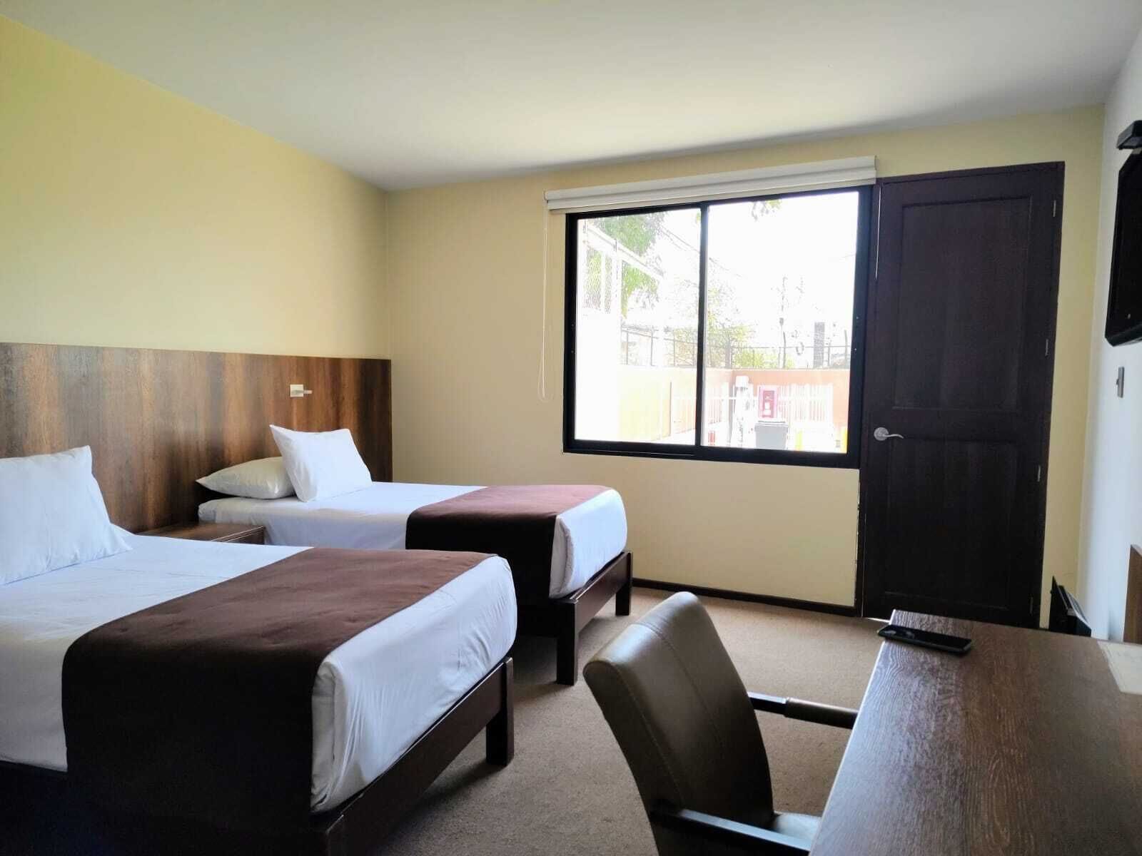 Cubrecamas, minibar y caja de seguridad en la habitación 