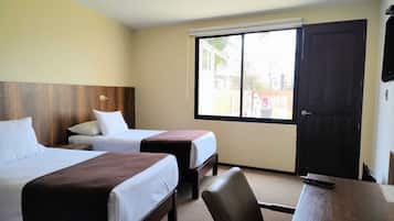 Cubrecamas, minibar y caja de seguridad en la habitación