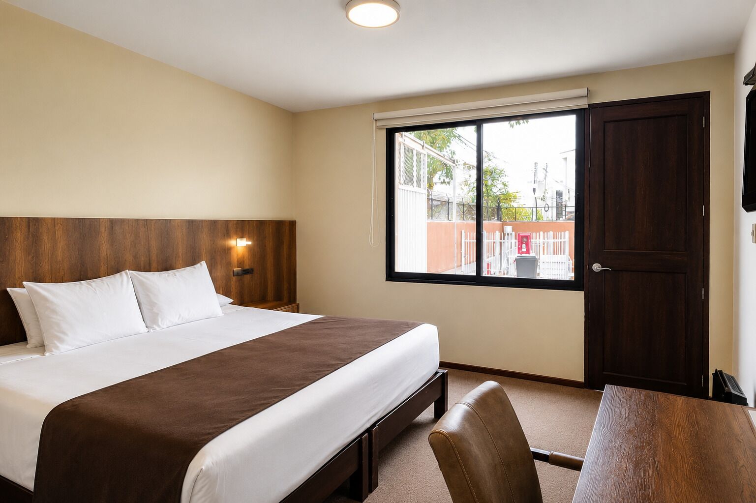 Cubrecamas, minibar, caja de seguridad en la habitación y escritorio 