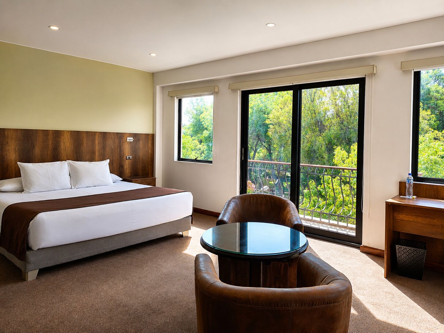 Suite studio, vue sur le jardin, côté jardin | Couette en duvet, minibar, coffre-fort, bureau