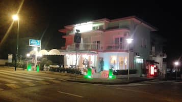 Fassade der Unterkunft â Abend/Nacht