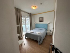 Double or Twin Room (Balcone) | In-room safe, desk, free WiFi, bed sheets - Hotel Irene (Lignano Sabbiadoro)