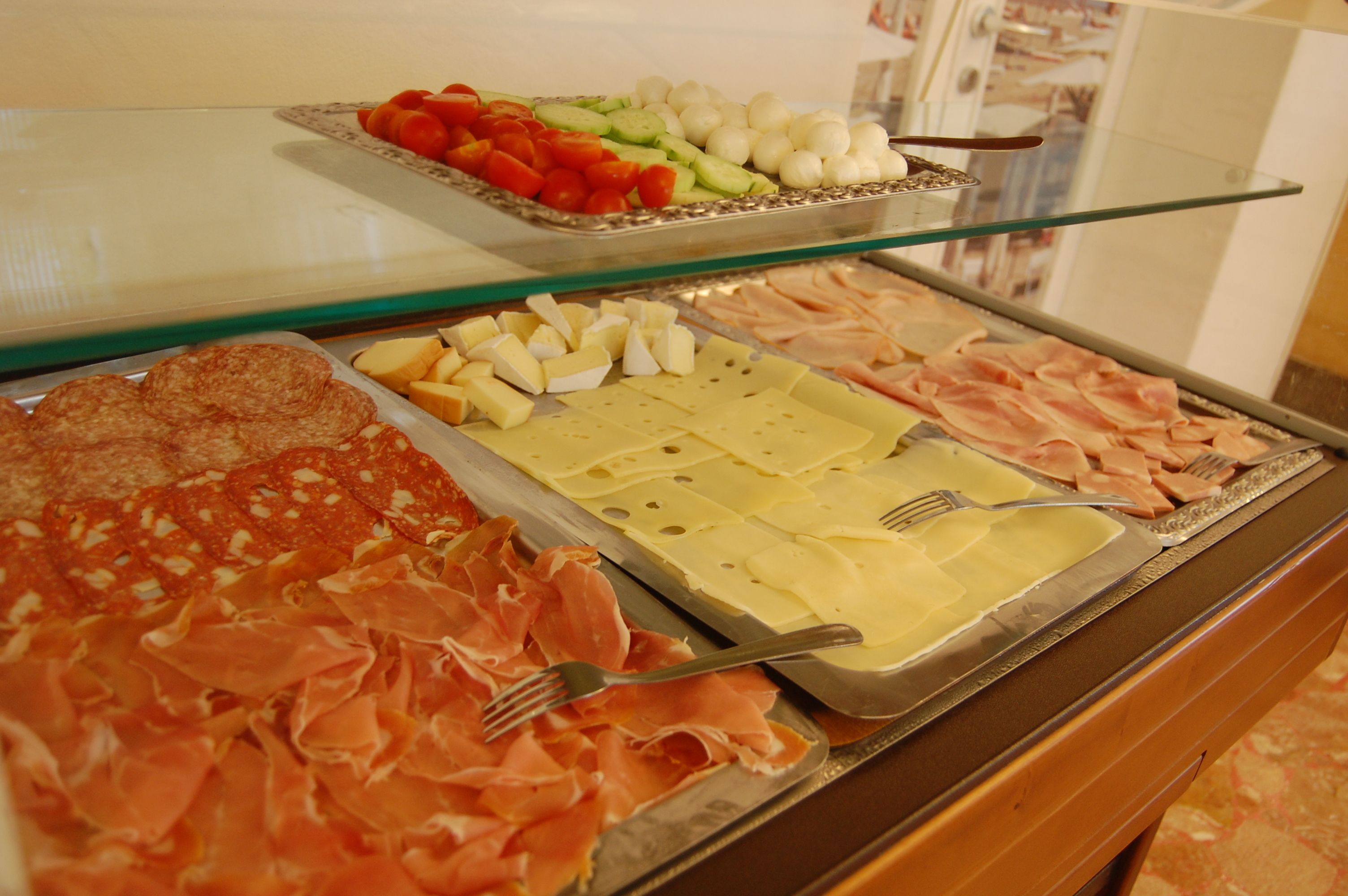 Ein Buffet mit verschiedenen Fleisch-, Käse- und Gemüsesorten.
