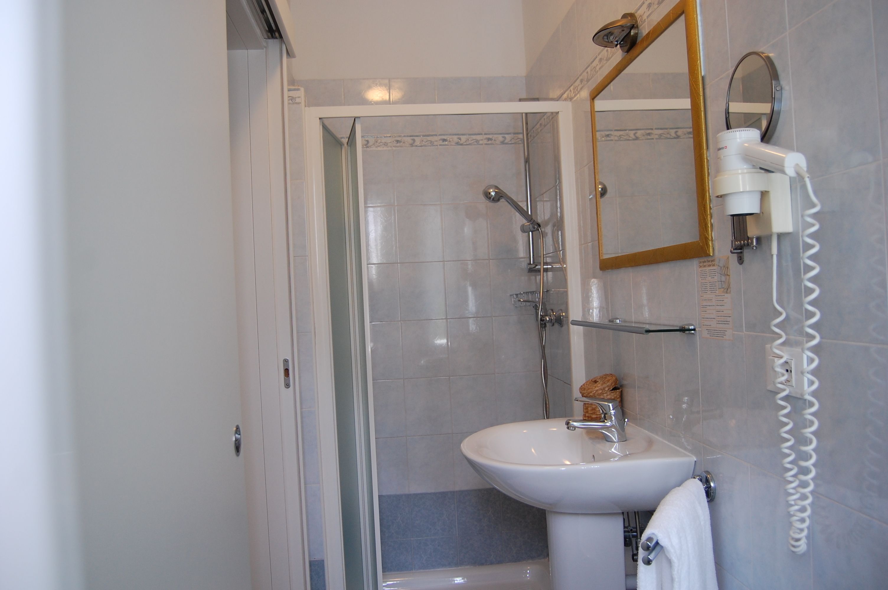 shower, free toiletries, hair dryer, bidet