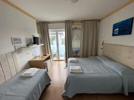 Quarto triplo | Cofres nos quartos, escrivaninha, Wi-Fi de cortesia, roupa de cama