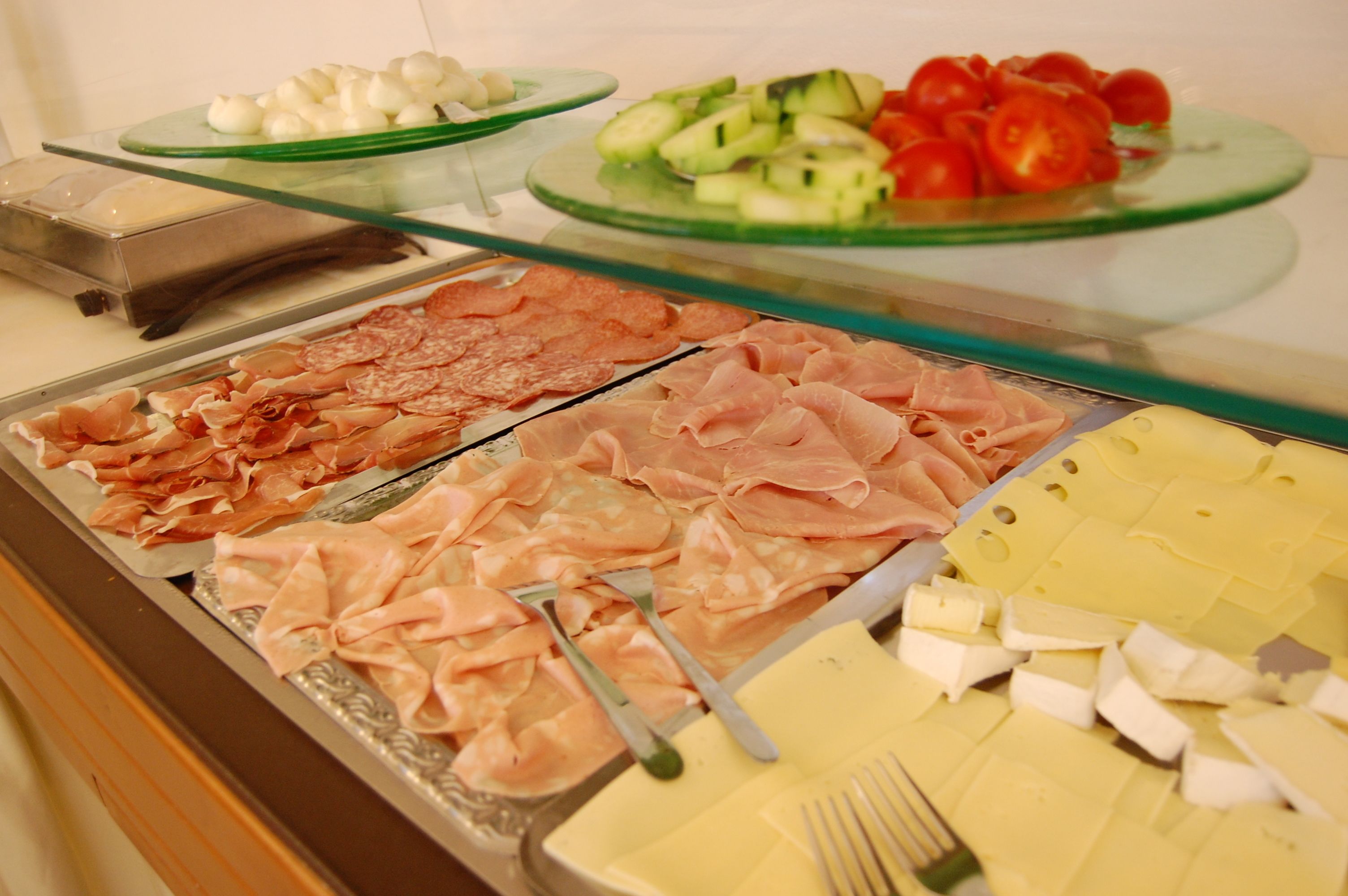 Ein Buffet mit verschiedenen Fleisch-, Käse- und Gemüsesorten.
