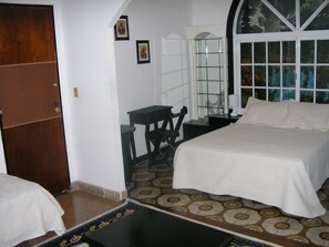 トリプルルーム | 低刺激性寝具、ピロートップベッド、セーフティボックス (室内)、アイロン / アイロン台