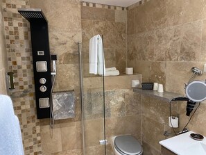 Premium-Doppelzimmer | Badezimmer | Dusche, kostenlose Toilettenartikel, Haartrockner, Handtücher