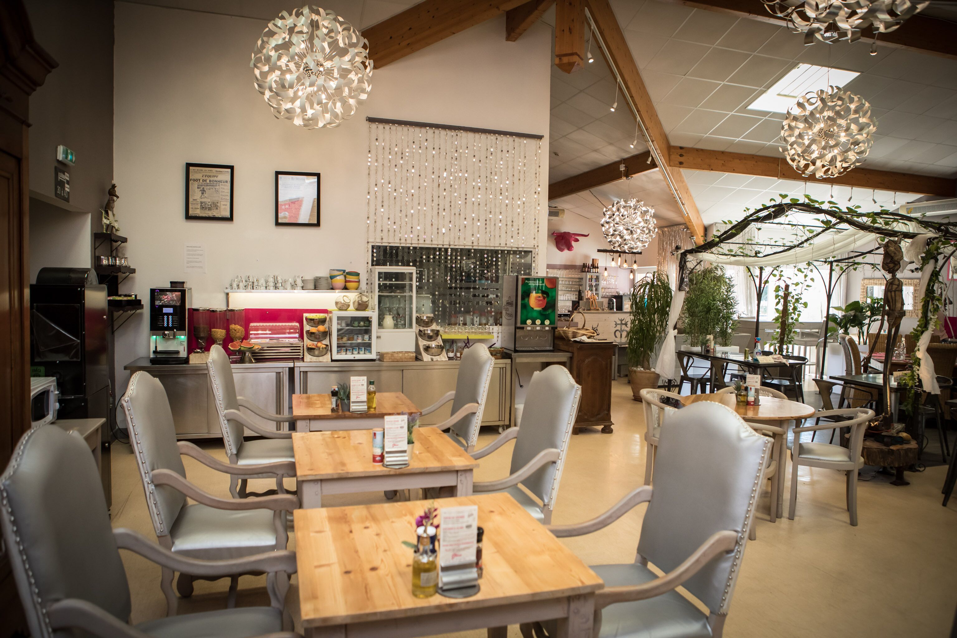 Petit déjeuner et dîner servis sur place, vue sur le jardin 