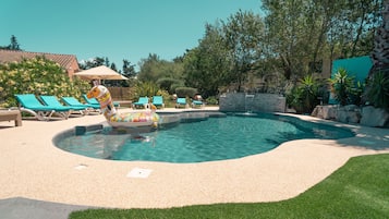 Sæsonbestemt udendørs pool, parasoller, liggestole