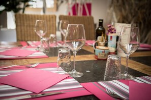 Frühstück, Abendessen, französische Küche, Blick auf den Garten 