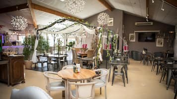 Se sirven desayunos, cenas y cocina francesa con vista al jardín