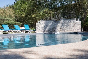 Piscine extérieure (ouverte en saison), parasols de plage