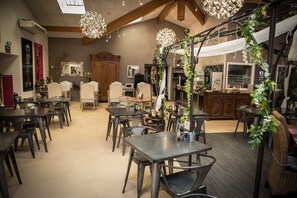 Breakfast, dinner served; French cuisine, garden views  - Hotel le president GARE TGV NIMES PONT DU GARD (Bellegarde)