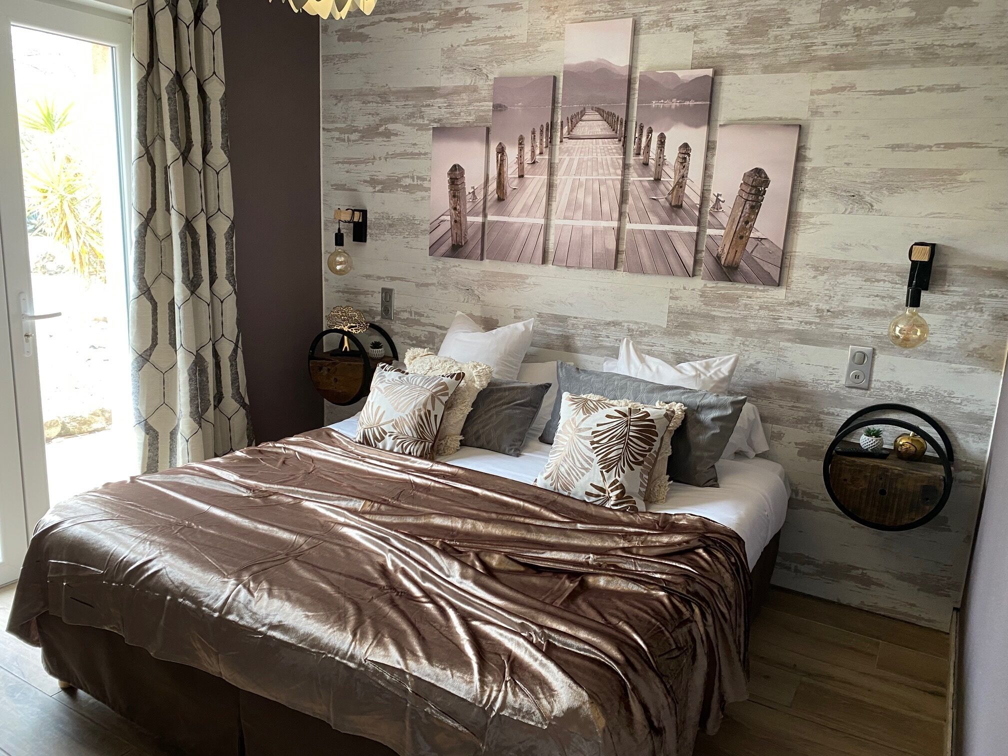 Premium tweepersoonskamer | Luxe beddengoed, een bureau, een laptopwerkplek, geluiddichte muren