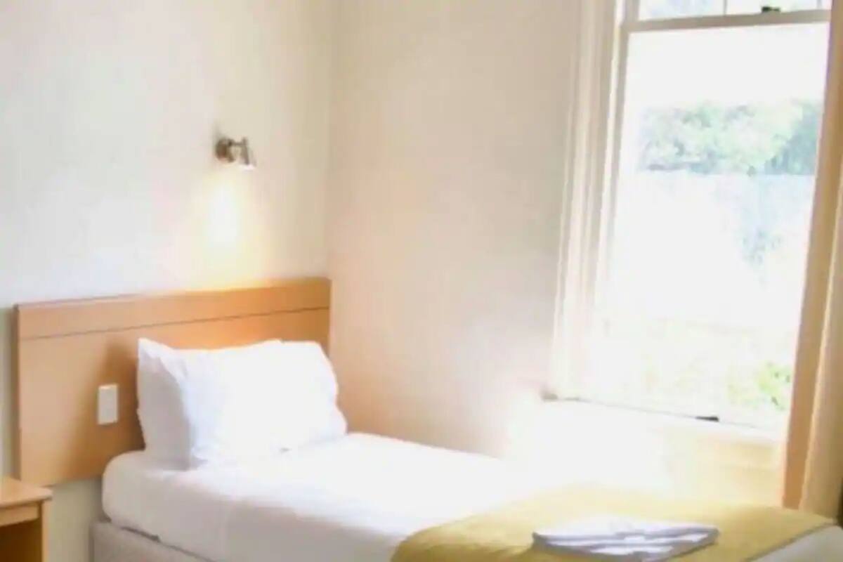 Quarto solteiro básico | Roupas de cama premium, Wi-Fi de cortesia, roupa de cama