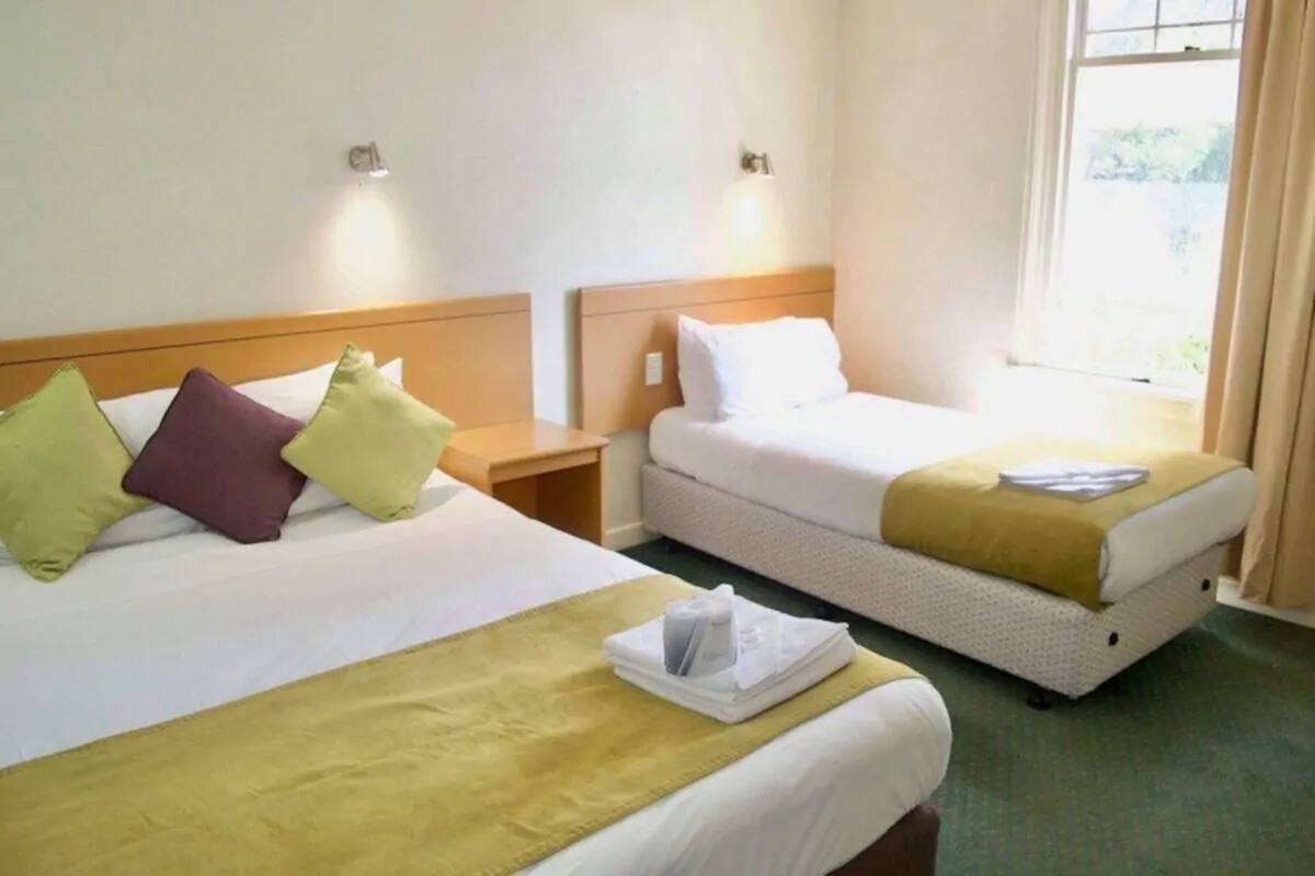 Quarto duplo básico | Roupas de cama premium, Wi-Fi de cortesia, roupa de cama