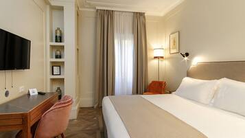 Comfort Room | Minibar, in-room safe, laptop workspace, blackout drapes