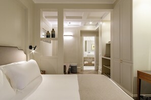 Minibar, in-room safe, laptop workspace, blackout curtains - Hotel Smeraldo (Rome)
