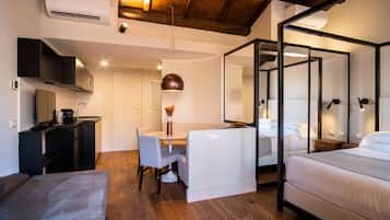Junior Suite Terrace, Edificio separato | 迷你吧、客房內保險箱、筆電工作空間、遮光布/窗簾
