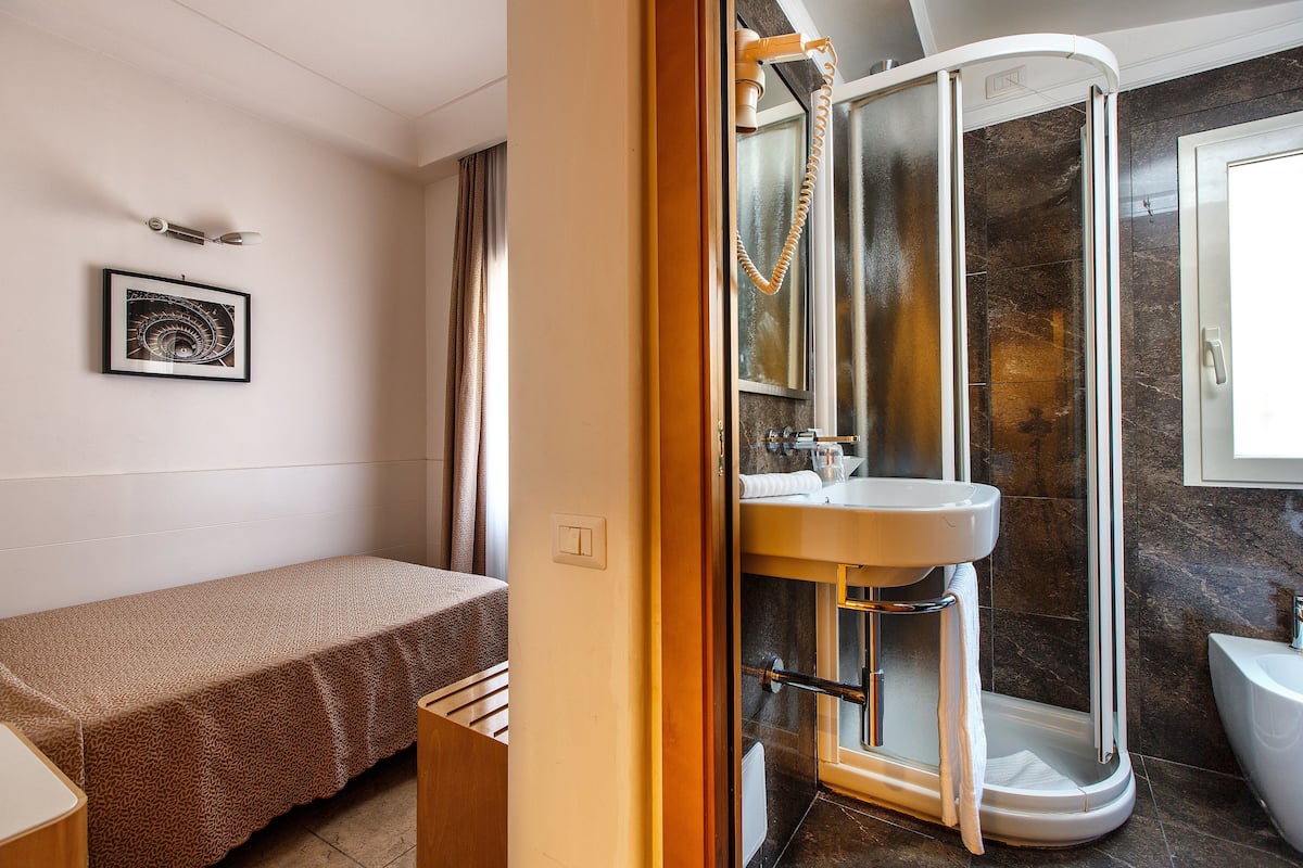 Une salle de bain moderne avec une douche à parois de verre, un lavabo et des toilettes.