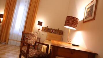 Zimmersafe, Verdunkelungsvorhänge, schallisolierte Zimmer