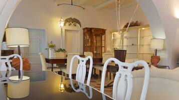 Tägliches Frühstücksbuffet (5 EUR pro Person)