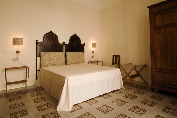 خزنة داخل الغرفة وستائر تعتيم وتجهيزات عازلة للصوت ومكواة/لوح كي