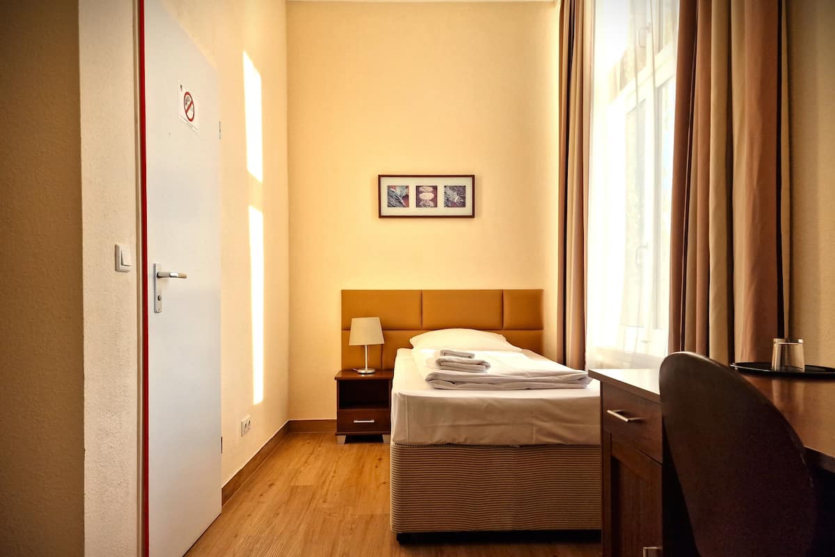Chambre Simple | Rideaux occultants, lits bébé (gratuits), Wi-Fi gratuit, draps fournis